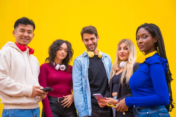 Retrato Grupo Jovens Amigos Adolescentes Multi Étnicos Sorrindo Usando Telefones — Fotografia de Stock