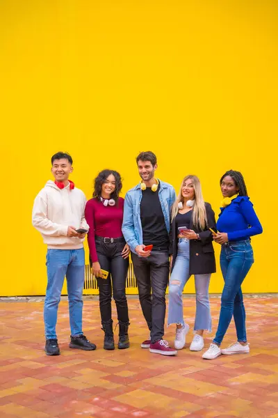Porträt Einer Gruppe Lächelnder Junger Multiethnischer Teenager Freunde Mit Mobiltelefonen — Stockfoto