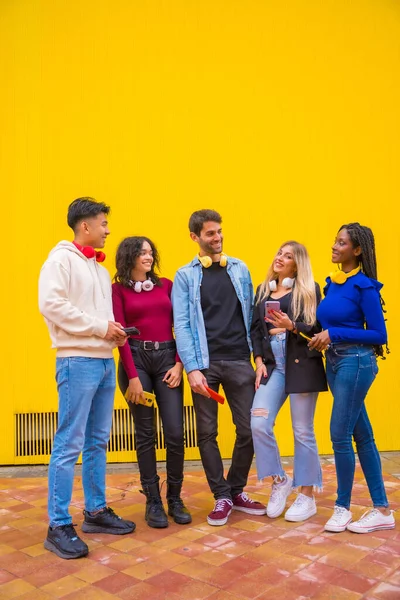 Retrato Grupo Jovens Amigos Adolescentes Multi Étnicos Sorrindo Usando Telefones — Fotografia de Stock