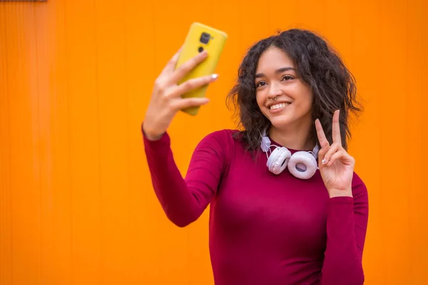 Πορτρέτο Της Λατινικής Γυναίκας Ακουστικά Χαμογελώντας Έννοια Της Τεχνολογίας Πορτοκαλί — Φωτογραφία Αρχείου