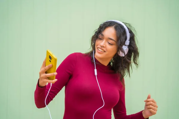Πορτρέτο Της Λατινικής Γυναίκας Ακουστικά Χαμογελώντας Έννοια Της Τεχνολογίας Ένα — Φωτογραφία Αρχείου
