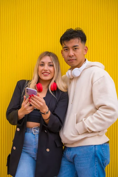 Portrait Couple Multiethnique Homme Asiatique Femme Blanche Sur Fond Jaune — Photo