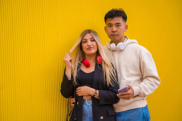 Portrait Couple Multi Ethnique Asiatiques Caucasiens Sur Fond Jaune Souriant — Photo