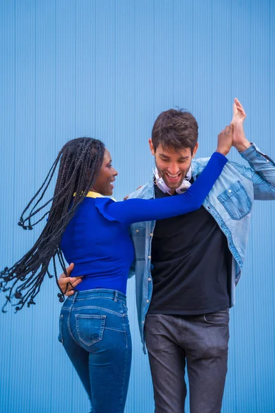 Couple Danseurs Multiethniques Race Blanche Race Noire Sur Fond Bleu — Photo