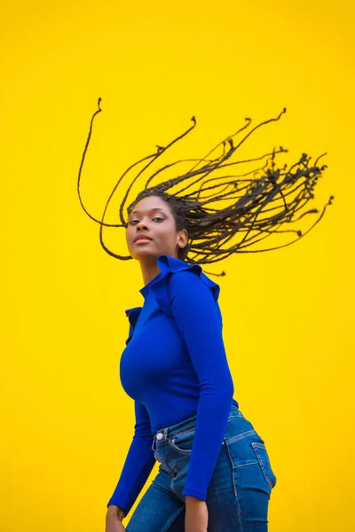 Stedelijke Sessie Jonge Donkere Vrouw Met Lange Vlechten Een Blauwe — Stockfoto