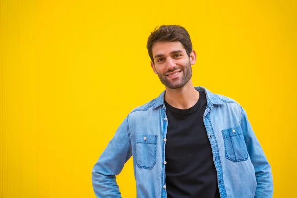 Muotokuva Innoissaan Komea Mies Perusvaatteet Hymyillen Eristetty Keltaisella Taustalla — kuvapankkivalokuva