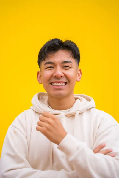 Портрет Красивого Південнокорейського Азіатського Чоловіка Базовому Одязі Посміхаючись Ізольовано Жовтому — стокове фото