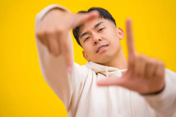 Portret Południowokoreańskiego Mężczyzny Podstawowych Ubraniach Żółtym Tle Uśmiechniętego Bawiącego Się — Zdjęcie stockowe