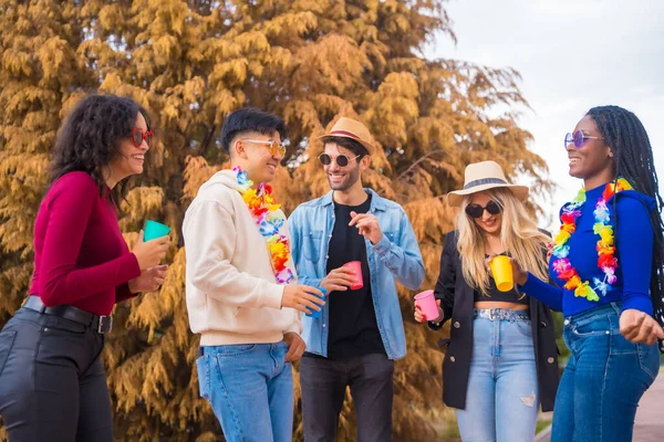 Gruppe Multiethnischer Freunde Bei Einer Party Die Park Tanzt Diverse — Stockfoto