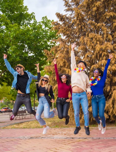 Gruppe Multiethnischer Freunde Feiert Park Diverse Junge Leute Hüpfen Vor — Stockfoto