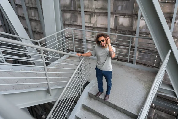 Joven Hombre Con Pelo Afro Las Escaleras Ciudad Concepto Moda — Foto de Stock