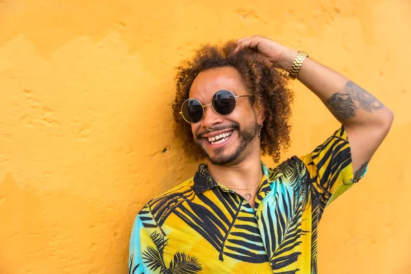 Mann Mit Afrohaaren Sommer Palmenhemd Auf Gelbem Hintergrund — Stockfoto