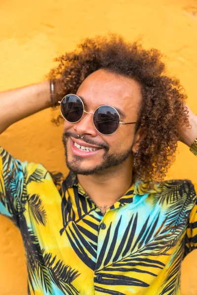 Attraktiver Mann Mit Afro Haaren Sommer Palmenhemd Auf Gelbem Hintergrund — Stockfoto