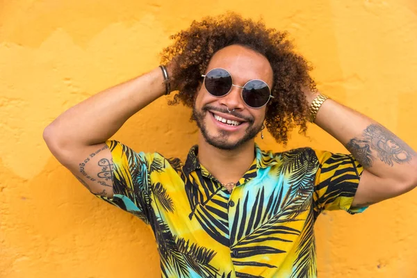 Homem Atraente Com Cabelo Afro Verão Verão Uma Camisa Palmeira — Fotografia de Stock