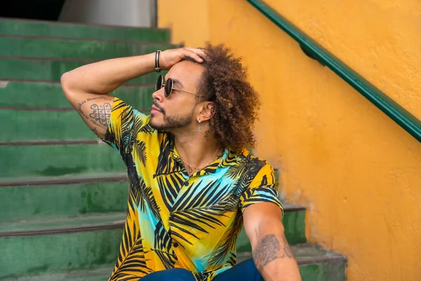 Houkutteleva Mies Afro Hiukset Kesällä Palmupaidassa Keltaisella Pohjalla Tikkaat — kuvapankkivalokuva