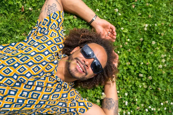 Afro Haar Mann Lächelt Mit Sonnenbrille Sommer Einen Urlaub Oder — Stockfoto