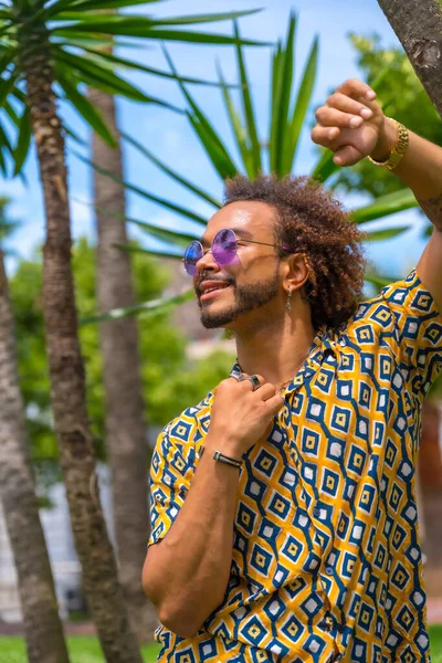 Portrét Afro Vlasatého Muže Letních Prázdninách Vedle Palem Pláže Usmívajícího — Stock fotografie