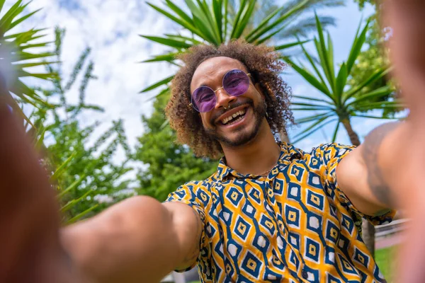 Afrohaariger Mann Sommerurlaub Neben Ein Paar Palmen Strand Der Mit — Stockfoto