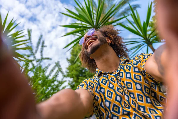 Afro Harige Man Zomervakantie Naast Een Aantal Palmbomen Naast Het — Stockfoto