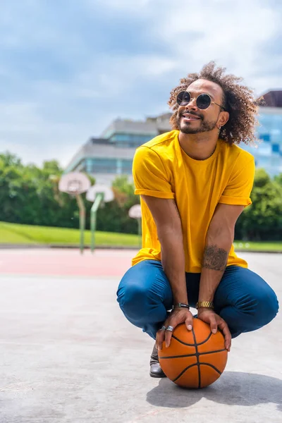 Retrato Homem Afro Haired Uma Shirt Amarela Com Uma Bola — Fotografia de Stock