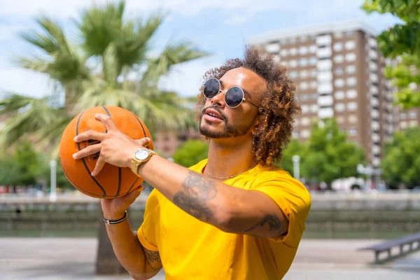 Retrato Homem Afro Haired Uma Shirt Amarela Com Uma Bola — Fotografia de Stock