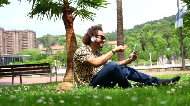 Mladý Muž Afro Vlasy Nosí Sluneční Brýle Kráčející Schodech Městě — Stock video