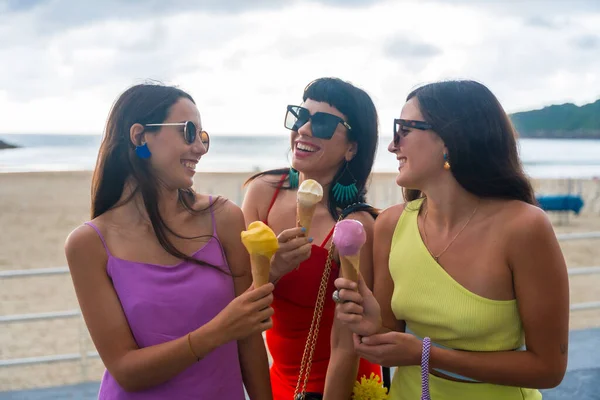Jovens Amigas Praia Comendo Sorvete Nas Férias Verão — Fotografia de Stock