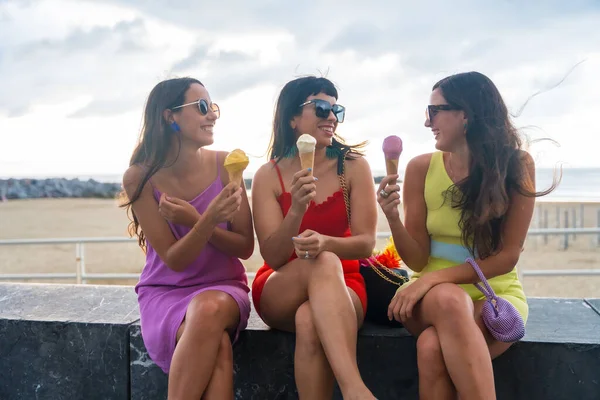 Молодые Подруги Едят Мороженое Летних Каникулах Сидят Пляже — стоковое фото