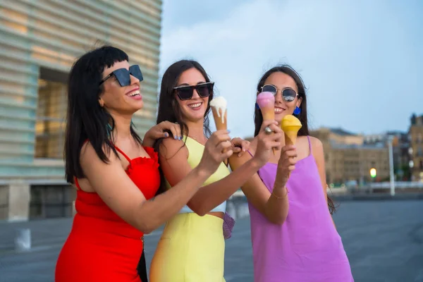 Jonge Vrouwelijke Vrienden Eten Ijs Zomervakantie Aan Het Strand Plezier — Stockfoto