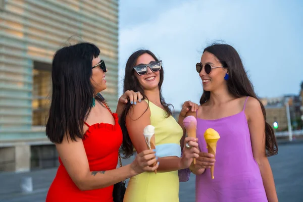 Unga Kvinnliga Vänner Äter Glass Sommarsemester Vid Stranden Och Har — Stockfoto