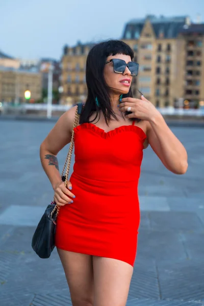 Stad Mode Porträtt Vackra Latinska Kvinna Hatt Halvlängd Porträtt Röd — Stockfoto
