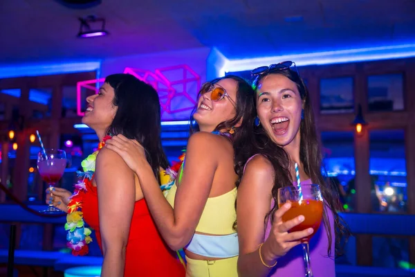 Женщины Друзья Ночном Клубе Танцуют Бокалами Алкоголя Улыбаясь Ночной Вечеринке — стоковое фото