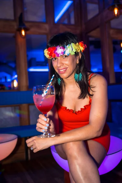 Retrato Mulher Latina Atraente Sorrindo Com Copo Álcool Sorrindo Uma — Fotografia de Stock
