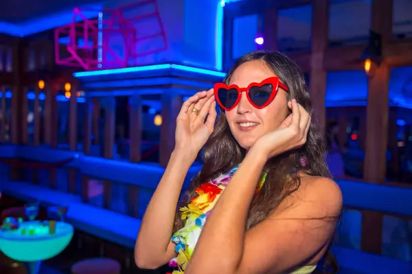 Mulher Latina Atraente Uma Festa Noturna Uma Discoteca Com Óculos — Fotografia de Stock