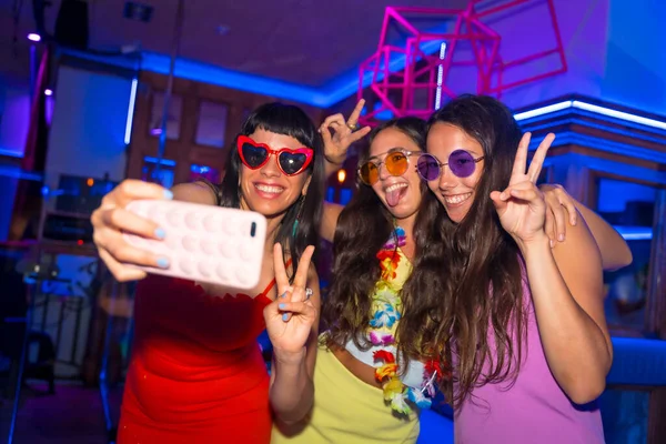 Friends Nightclub Taking Selfie Phone Night Party Summer Vacation Pub — Stock Photo, Image