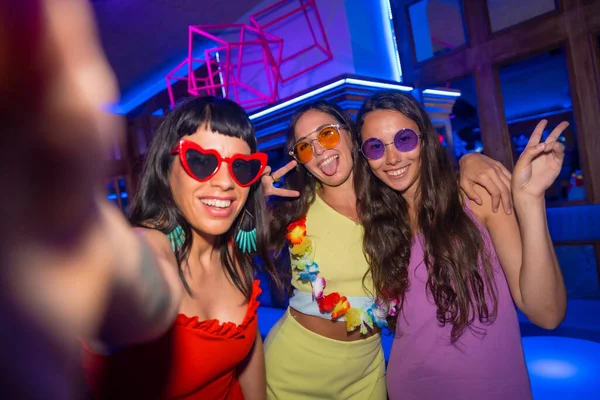 Przyjaciele Klubie Nocnym Robią Sobie Selfie Telefonem Imprezie Letniej Pubie — Zdjęcie stockowe
