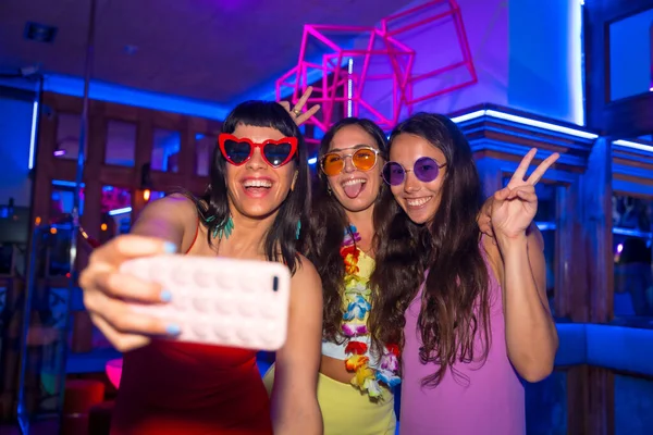 Vrienden Een Nachtclub Die Een Selfie Maken Een Avondfeest Zomervakantie — Stockfoto