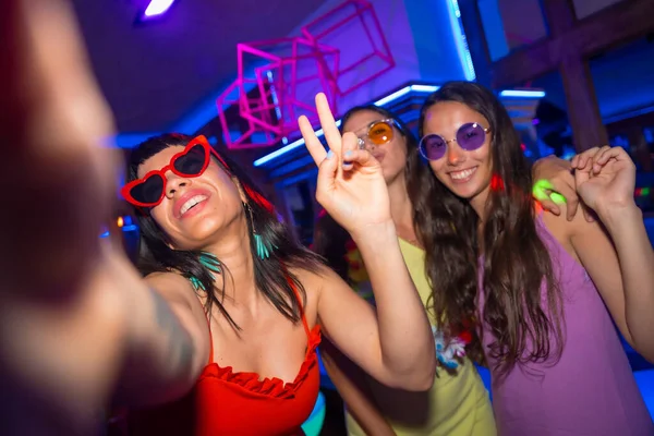 Amigos Club Nocturno Tomando Una Selfie Una Fiesta Nocturna Pub —  Fotos de Stock