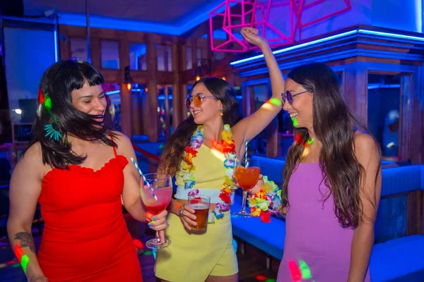 ナイトクラブの女性の友人は パブで夏の夜のパーティーで楽しんでいます — ストック写真
