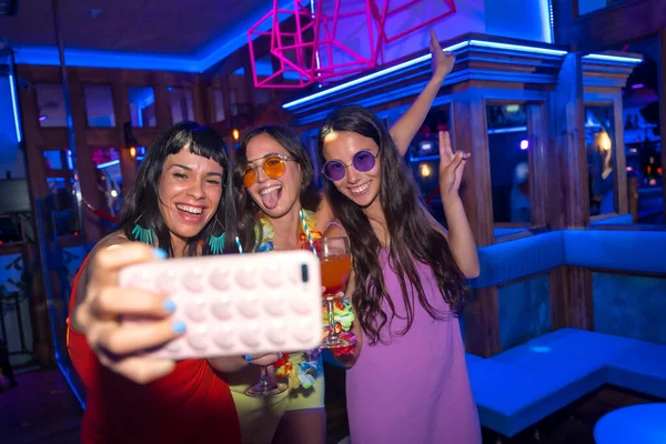 Amigos Sonrientes Con Copas Alcohol Club Nocturno Tomando Una Selfie —  Fotos de Stock