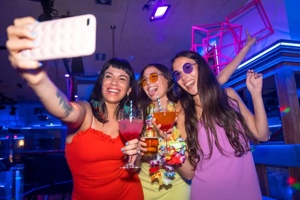Amigos Con Vasos Alcohol Club Nocturno Tomando Una Selfie Una —  Fotos de Stock