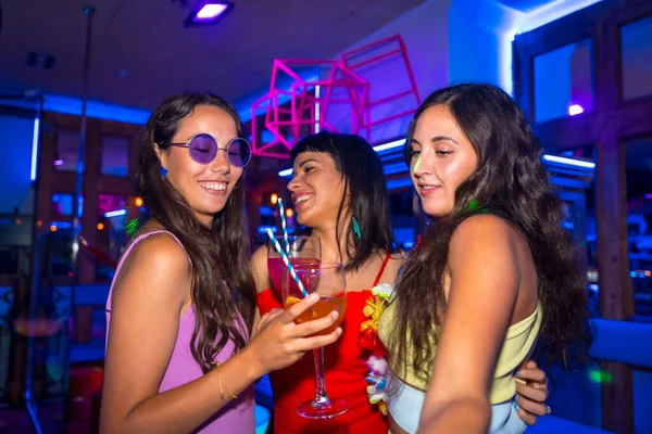 ナイトクラブでの女性の友人の楽しさパブでの夏の夜のパーティーで眼鏡で踊る — ストック写真