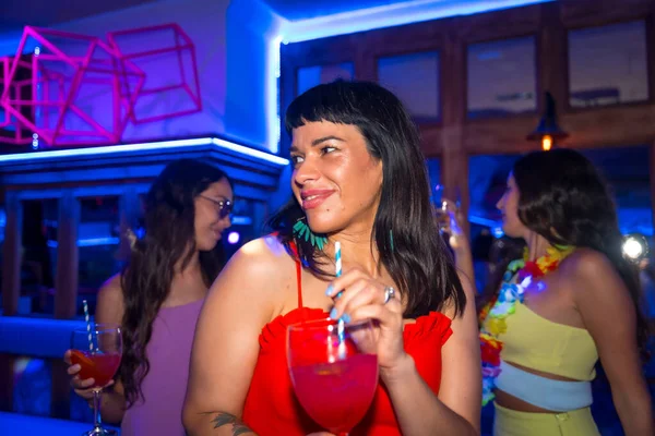 夜のパーティーでディスコでアルコールのガラスで踊る魅力的な女性の肖像画 — ストック写真