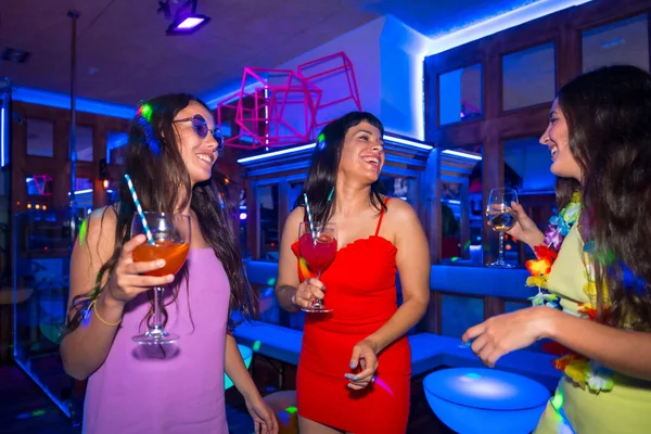 Portret Aantrekkelijke Vrouwen Een Nachtclub Dansen Met Bril Een Zomeravond — Stockfoto