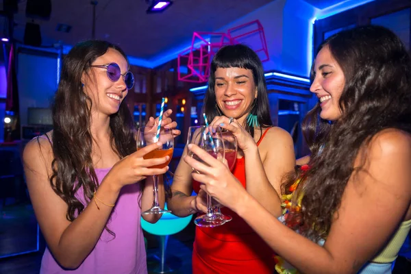 Retrato Mujeres Atractivas Brindando Divirtiéndose Con Bebidas Discoteca Fiesta Verano —  Fotos de Stock