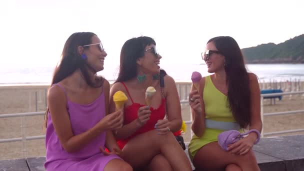 Retrato Jóvenes Amigas Comiendo Helado Las Vacaciones Verano Sentadas Junto — Vídeos de Stock