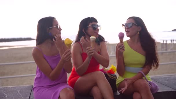 Młode Przyjaciółki Jedzące Lody Wakacjach Przy Plaży Dobrze Się Bawią — Wideo stockowe