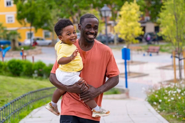 Afrikalı Siyah Etnik Kökenli Baba Oğluyla Oyun Parkında Eğleniyor — Stok fotoğraf
