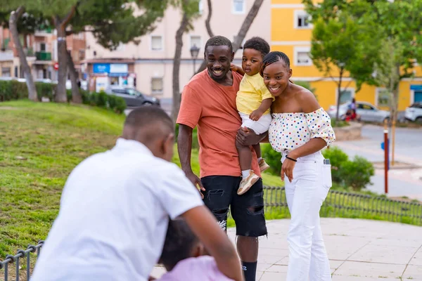 Africano Família Etnia Negra Divertindo Com Crianças Felizes Juntos Parque — Fotografia de Stock