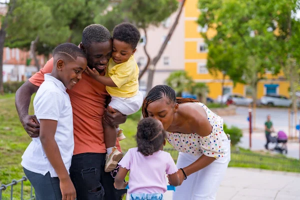 아프리카 가족은 공원에서 자녀들 즐거운 시간을 보내고 — 스톡 사진